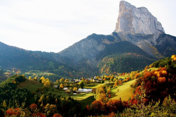 山景背景上的秋色