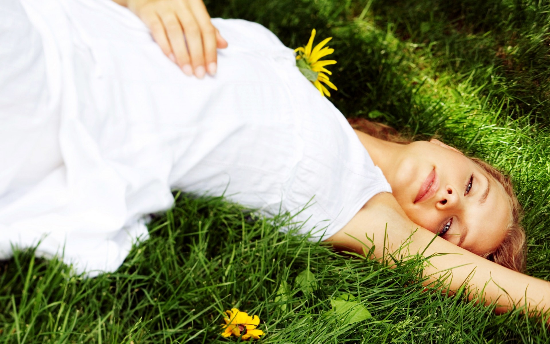 草 放松 草坪 自然 夏天 干草 娱乐 户外 女人 睡眠 田野 公园 年轻 休息 美丽 女孩 可爱 花 幸福 女人