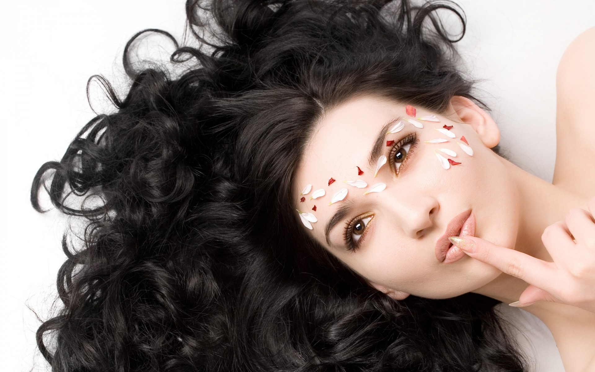 时尚 魅力 女人 卷曲 性感 头发 女孩 长 模型 皮肤 眼睛 肖像 发型 漂亮 可爱 嘴唇 优雅 风格 女人