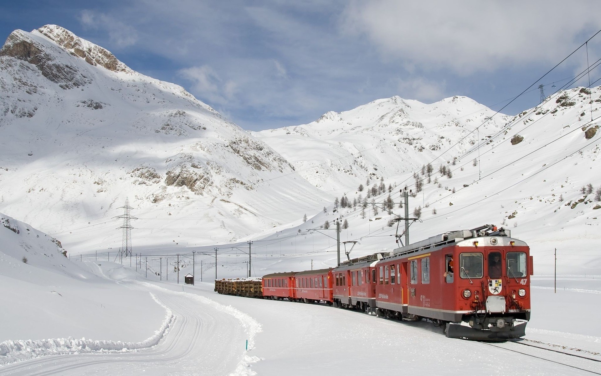 雪 冬季 轨道 山 冷 运输系统 旅游 度假村 风景 雪 汽车 冰 日光 山 景观 山峰 高 机车 背景