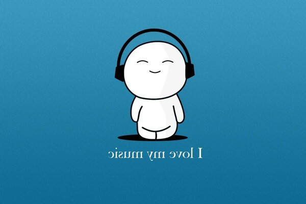 小个子戴着耳机听音乐