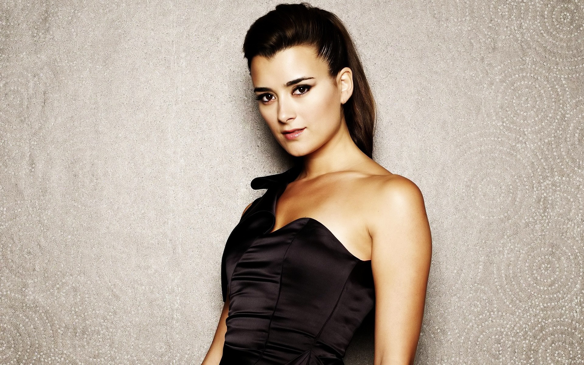 时尚 女人 肖像 女孩 模型 魅力 性感 优雅 磨损 黑发 女演员 女人 名人 艺术家