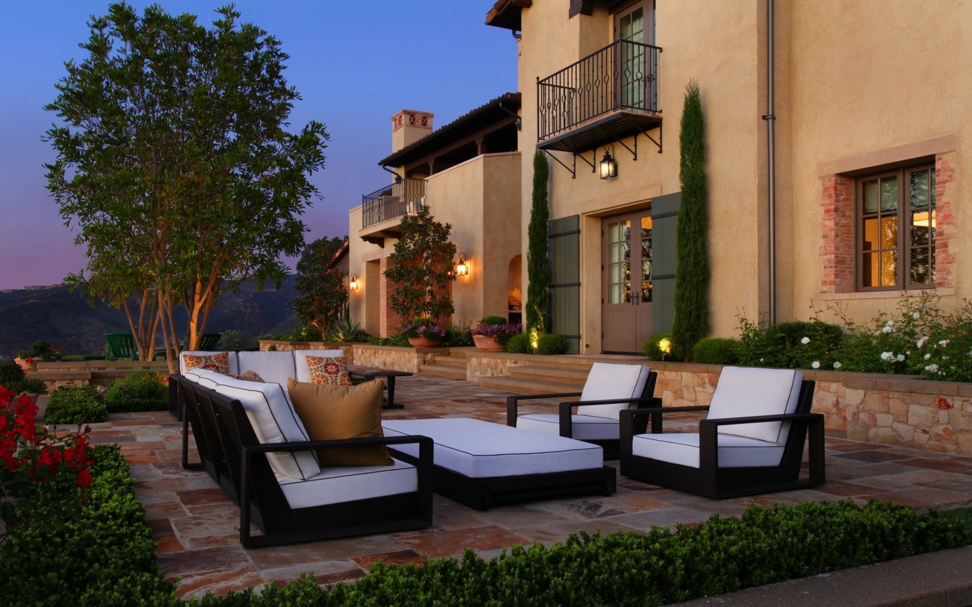 建筑 房子 房子 天井 房子 地方 日光 旅游 户外 酒店 树 街道 椅子 城市 阳台 豪华 家庭 花园 夜 灯