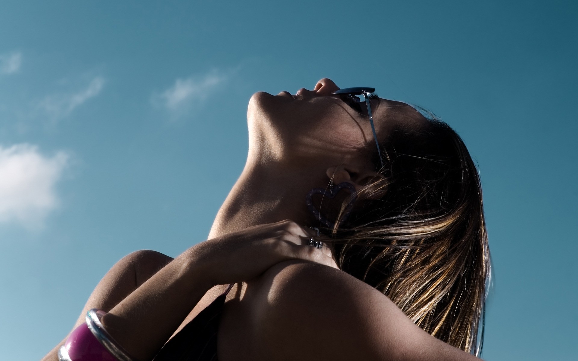 女人 女孩 裸体 时尚 性感 肖像 模型 天空 一个 魅力 爱 色情 成人 海滩 太阳 头发 侧视图 皮肤 户外