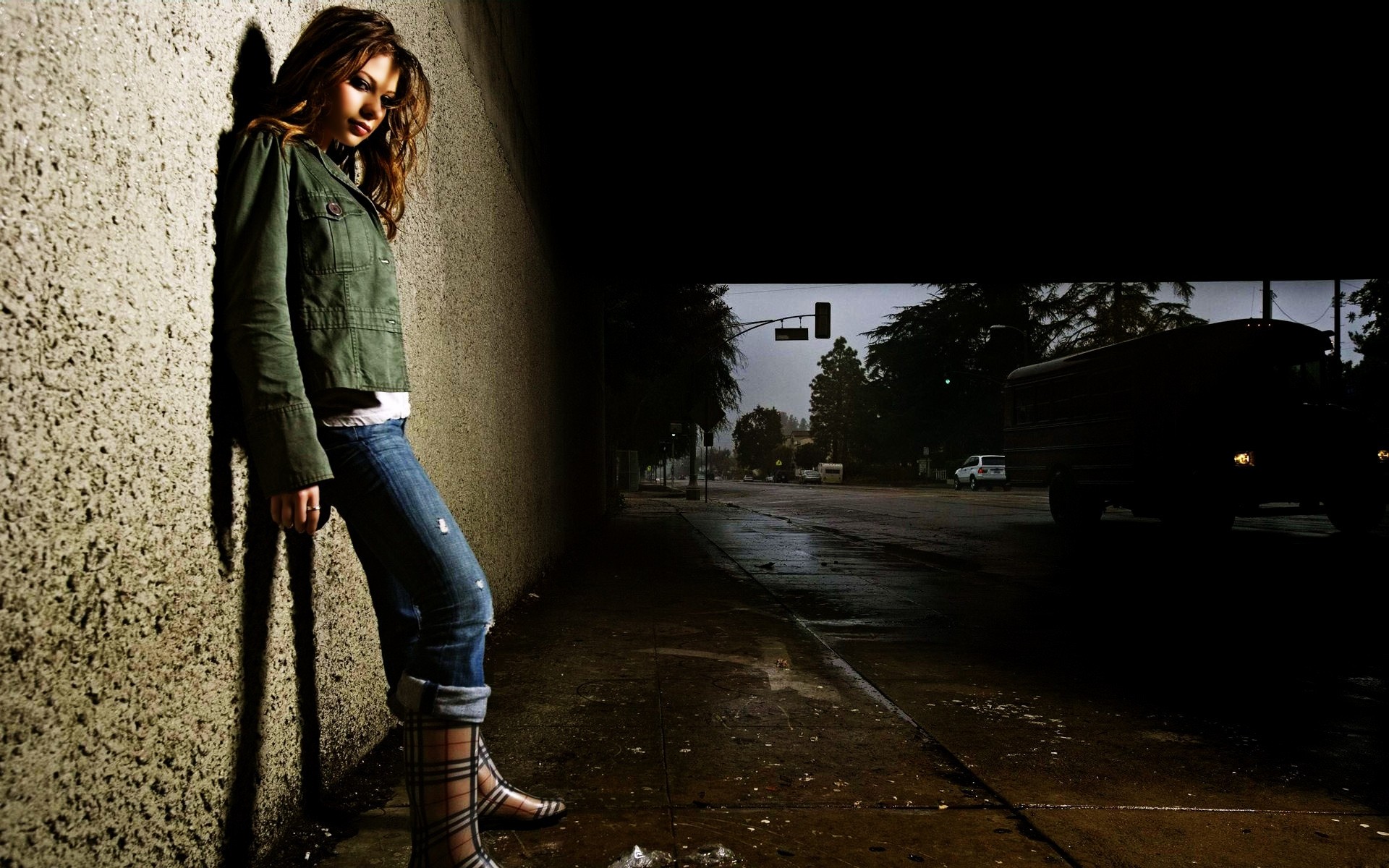 街道 女孩 肖像 女人 成人 一 光 模型 城市 城市 时尚 阴影 路 演员 海报 名人 米歇尔trachtenberg