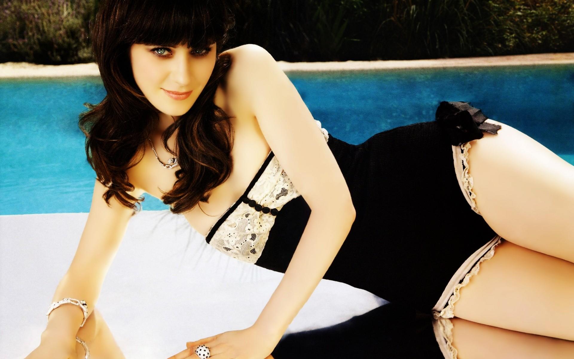 女人 休闲 时尚 夏天 肖像 女孩 比基尼 水 放松 性感 游泳池 放松 华丽