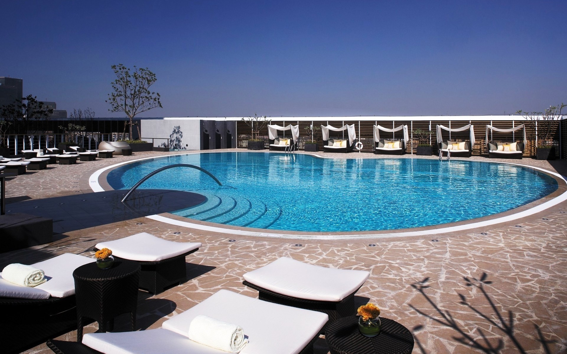 游泳池 水 游泳 豪华 旅游 游泳池 酒店 度假 椅子 游泳池 度假 度假 度假村 现代 户外 天空 夏天 放松 设计 背景