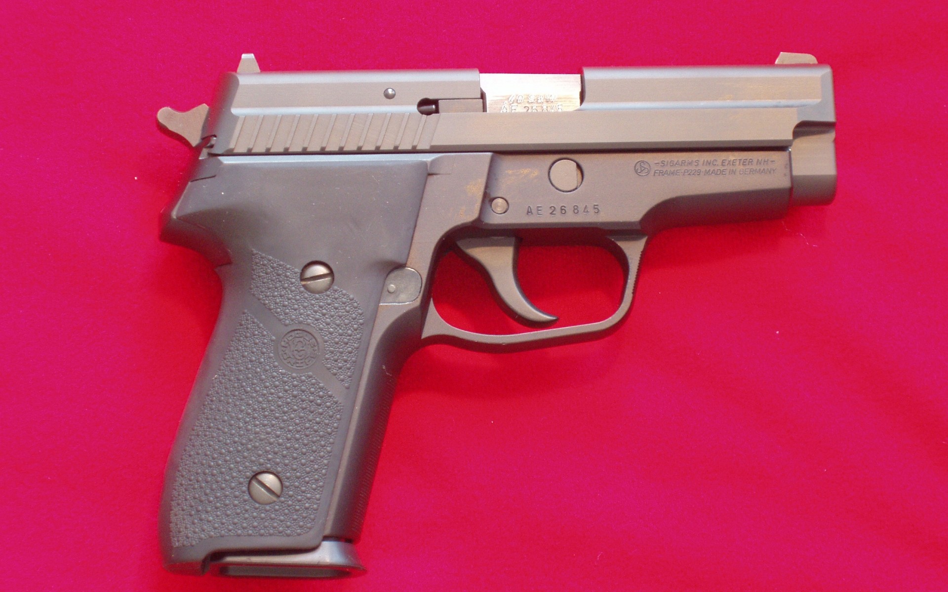 手枪 武器 手枪 犯罪 弹药 力量 安全 触发 危险 子弹 传感器 左轮手枪 警察 安全 保护 军队 钢铁 防御 粉红色背景