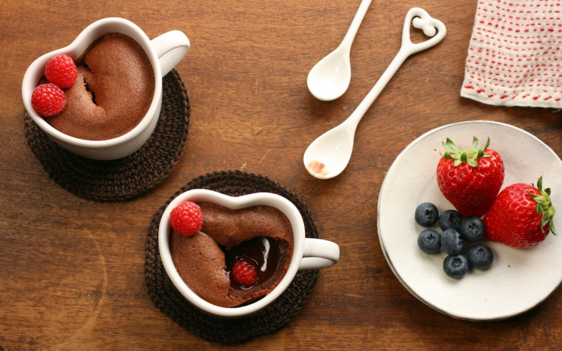 水果 甜 食物 浆果 草莓 勺子 碗 早餐 奶油 美味 乳制品 成长 黎明 杯子 牛奶 特写 复盆子 糖 静物 草莓 复盆子 黑莓 巧克力