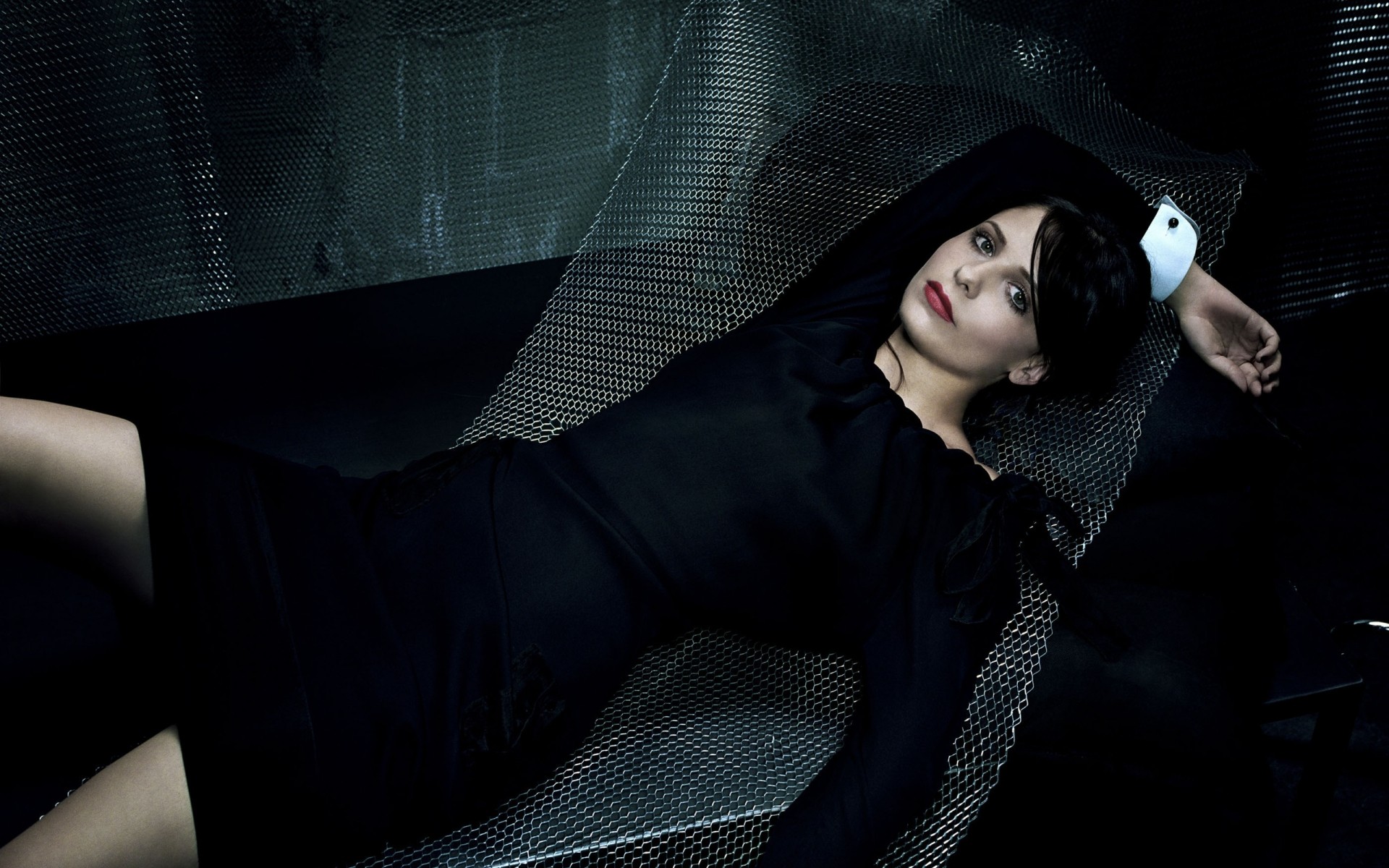 时尚 模型 肖像 性感 女人 魅力 女孩 黑暗 优雅 黑色礼服 沙发 房间 背景