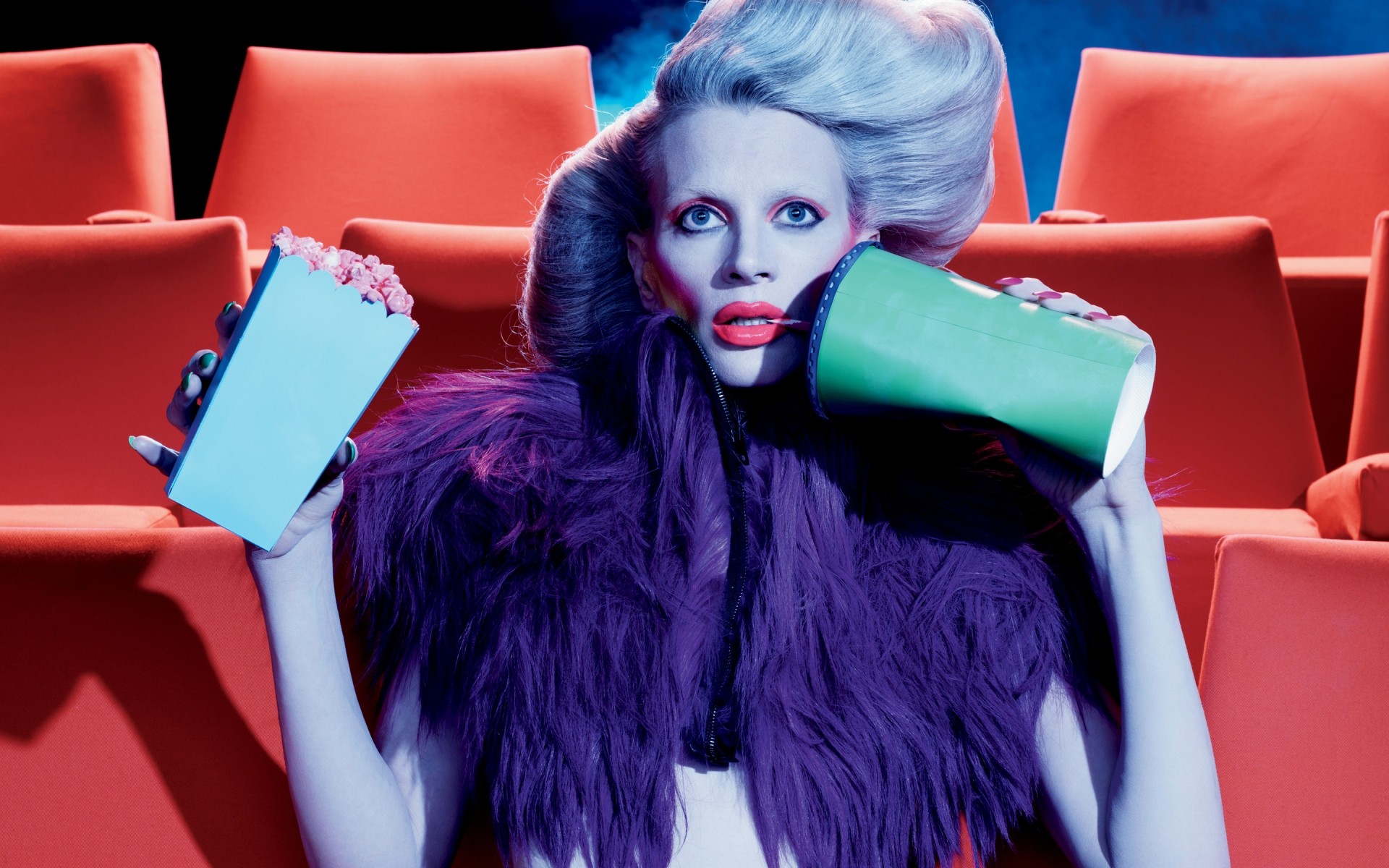 女人 室内 坐 快乐 独自一人 地方 时尚 名人 滑稽 模型 克里斯汀*麦克梅纳米