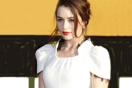 年轻女孩在室内