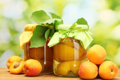 杏子和水果的罐子。 膳食