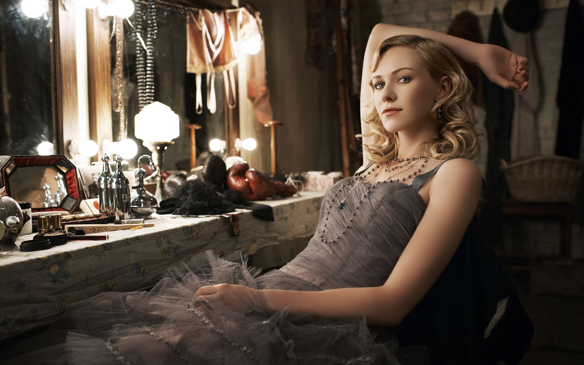 女人 时尚 成人 魅力 肖像 单 室内 模型 房间 连衣裙