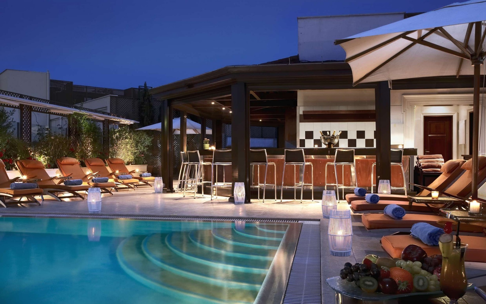 游泳池 游泳池 豪华 酒店 椅子 游泳池 度假村 游泳 家具 天井 旅游 地方 别墅 沙发 水 表 度假 度假 热带