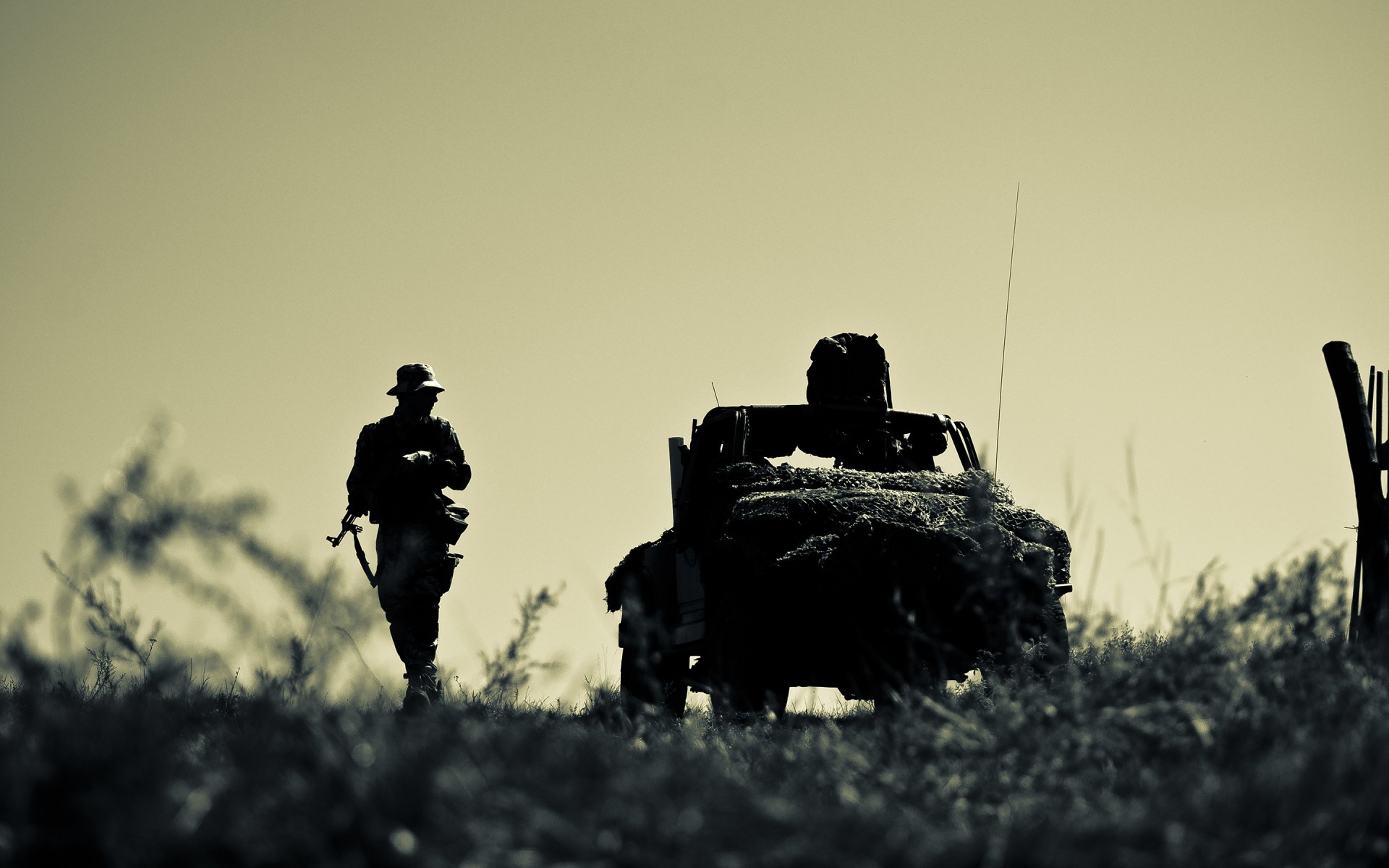 军事 战争 军队 士兵 手枪 武器 景观 人 剪影 成人 背光 战斗 战斗 行动 日落 一个 步枪