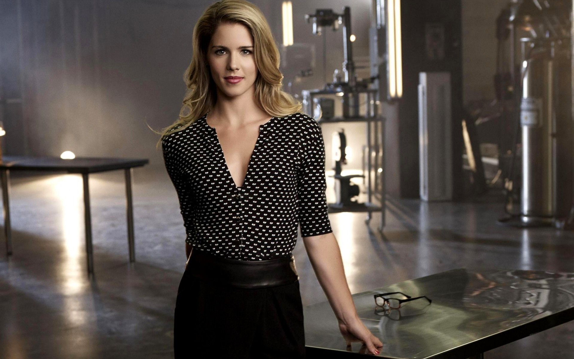 成人 女人 肖像 室内 时尚 单 业务 模型 磨损 房间 时髦 金发女郎 贝贝 艾米莉贝特 名人 名人