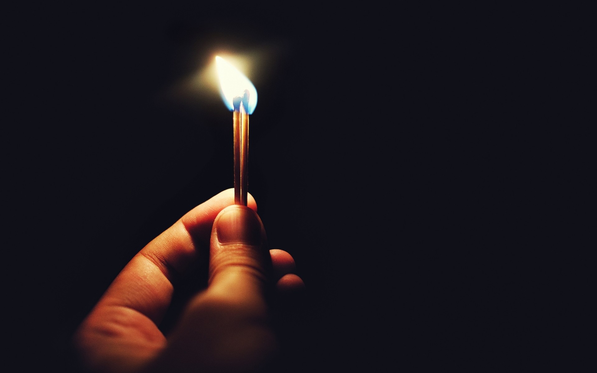 火焰 黑暗 烟雾 燃烧 光 手 蜡烛 蜡 燃烧 桌面 火柴 火