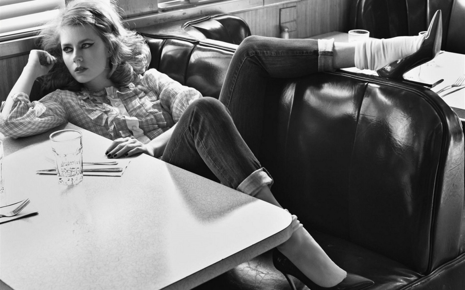 地方 成人 家具 女人 椅子 坐 面部表情 独自 肖像 室内 坐 房间 人 汽车 女演员 名人 好莱坞女星 华丽 美丽