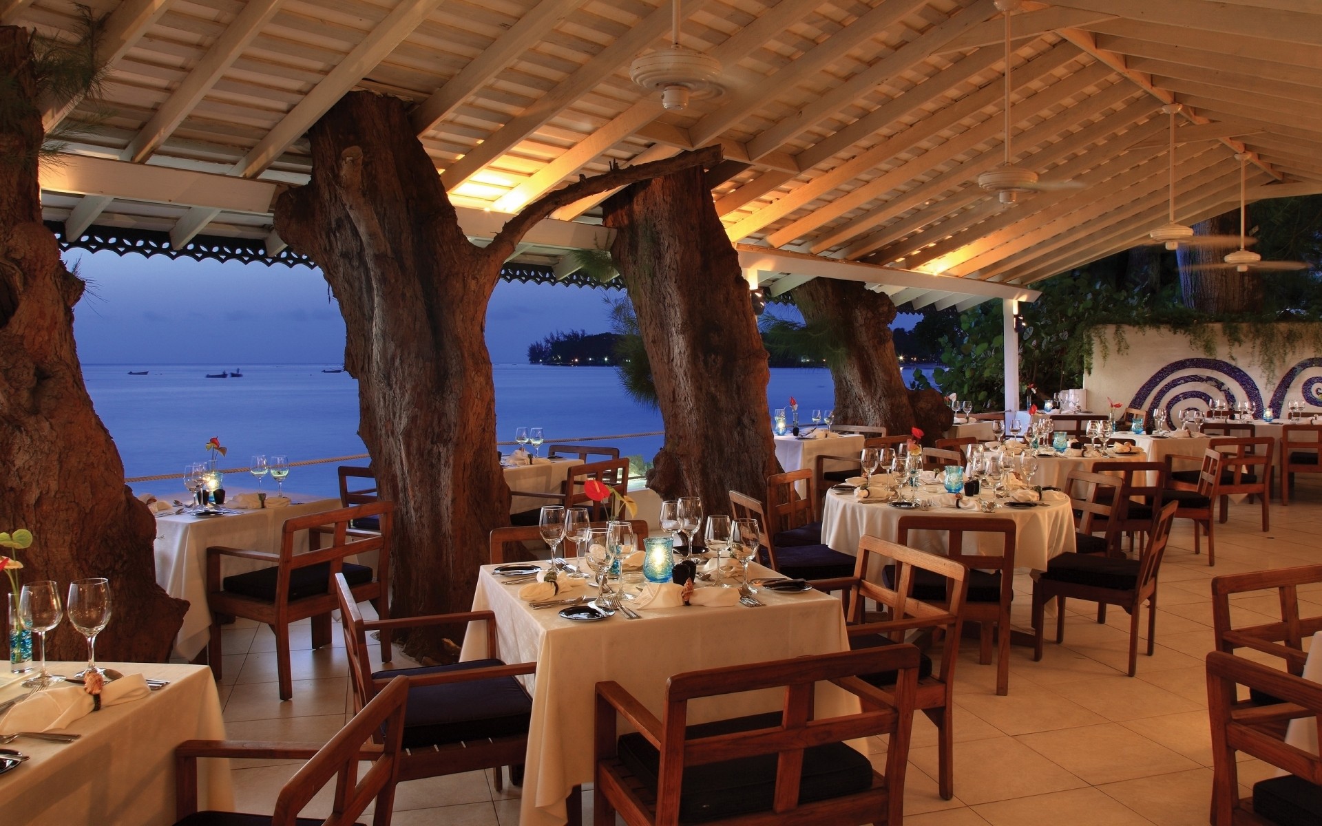 表 椅子 餐厅 家具 地方 酒店 餐具 旅游 咖啡馆 地方 度假 房间 天井 咖啡馆 豪华 旅游 日光 酒吧 度假村 食品 海 查看