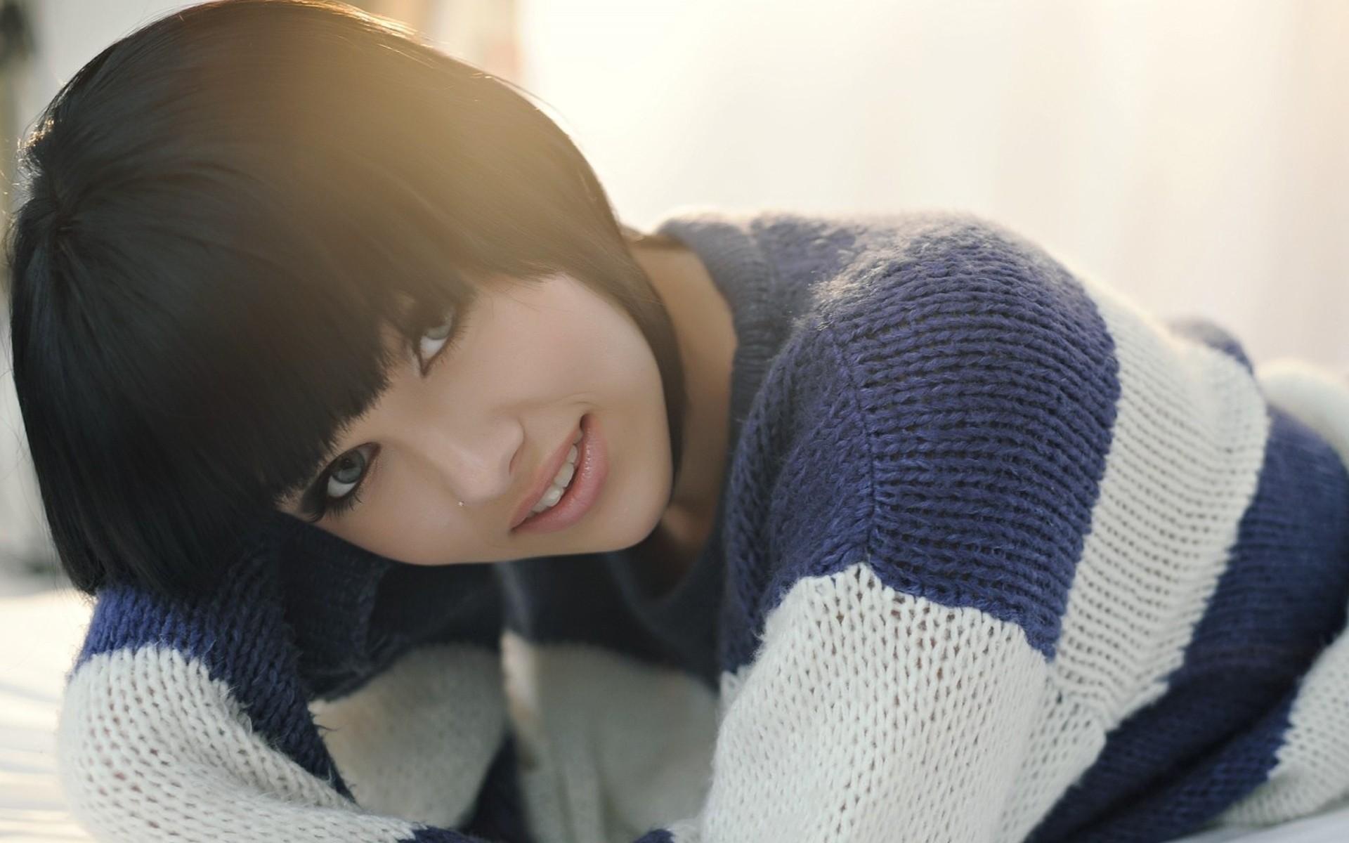 冬天 毛衣 磨损 女人 孩子 女孩 冷 肖像 一个 休闲 室内 时尚 家庭 温暖 面部表情 成人 围巾 放松 模型 婴儿 微笑 魅力