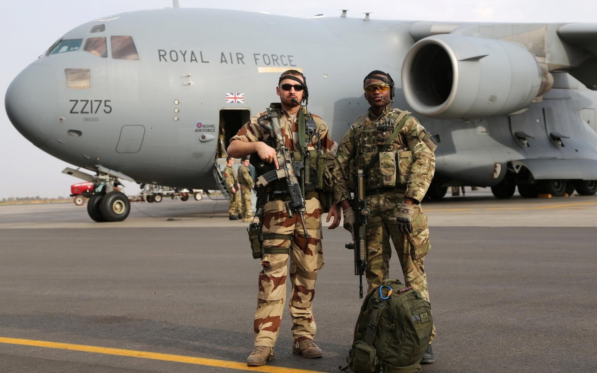 军事 飞机 机场 飞机 汽车 运输系统 空军 陆军 战争 海军 武器 飞行 伪装 两个 空气 战斗 沥青 战斗机