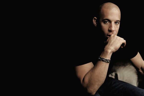 Vin diesel vin diesel演员坐在黑暗的背景男性