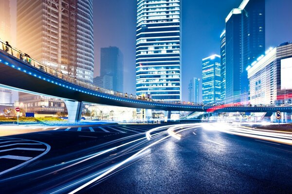 一条布满灯光的大城市道路