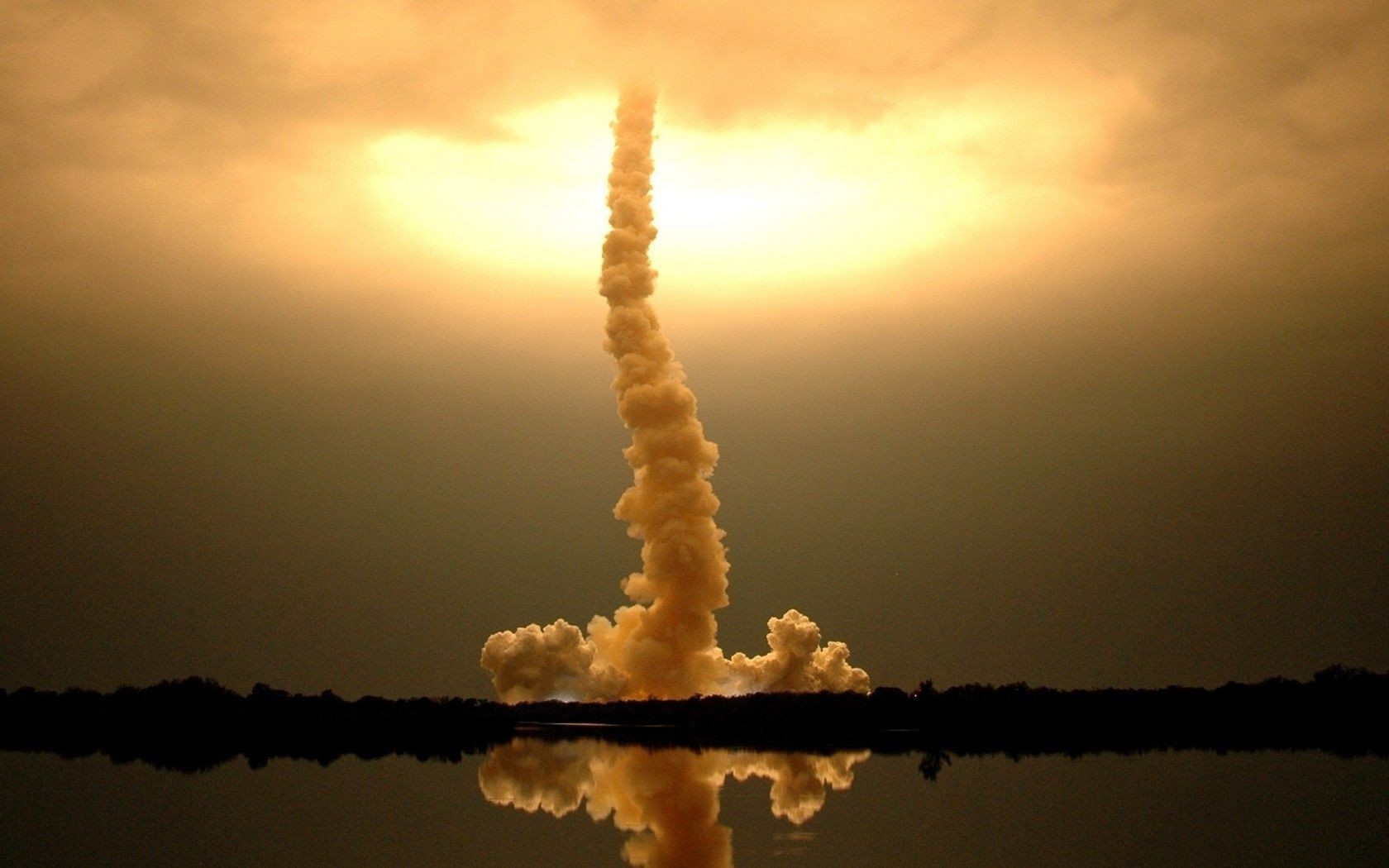 烟雾 日落 天空 黎明 太阳 污染 景观 雾 晚上 烟雾 光 自然 戏剧性