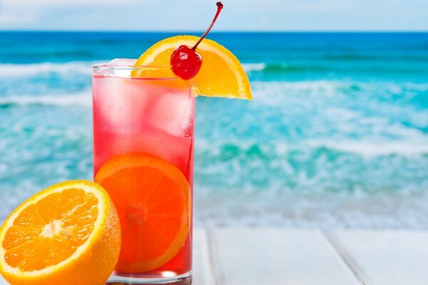 异国情调的鸡尾酒。 夏天，海洋，橙色