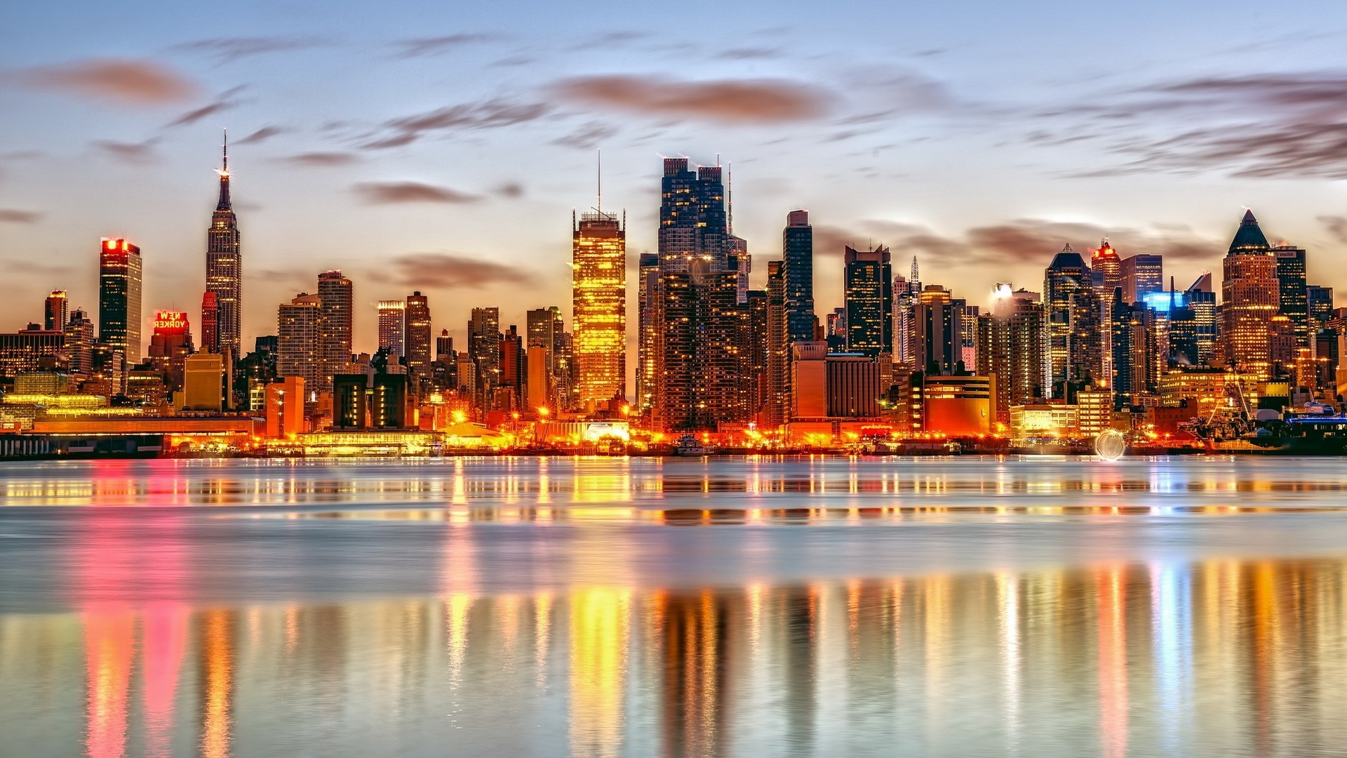 城市 城市 摩天大楼 建筑 天际线 市中心 暮光之城 房子 晚上 办公室 现代 城市 日落 旅游 天空 反射 商业 照明 塔 堤