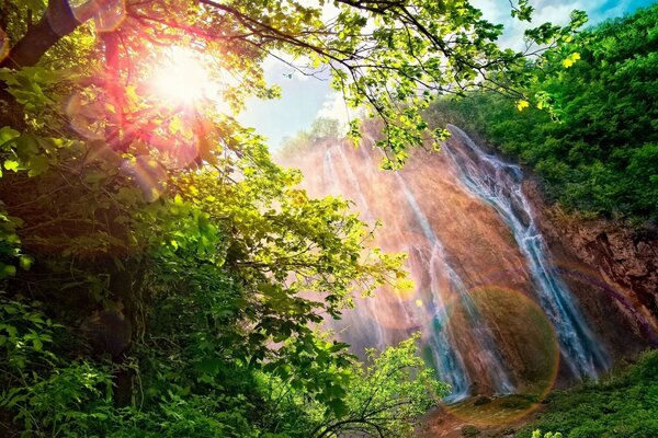 山涧被太阳烧焦