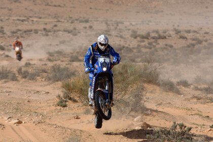 酷摩托车赛车在沙漠条件