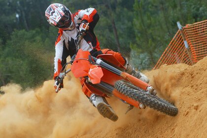 越野摩托车。 沙丘