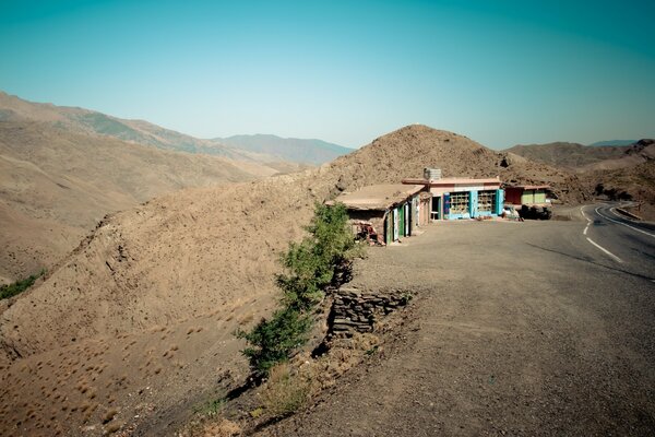在非洲旅行到山区的道路