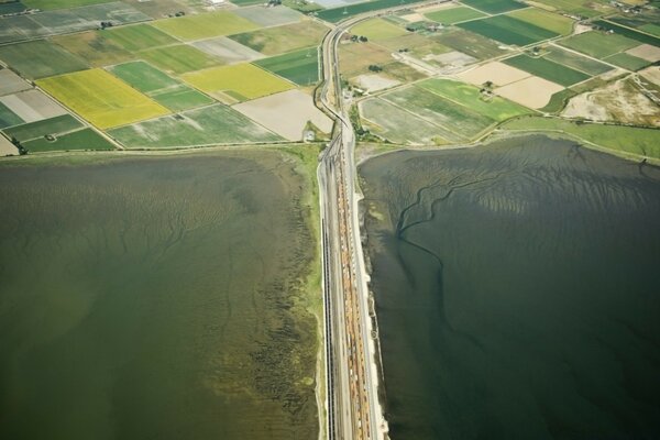 田野间的道路俯视图