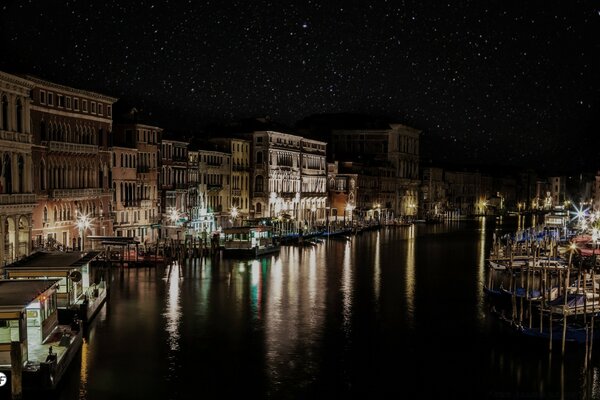 站在河上的夜景